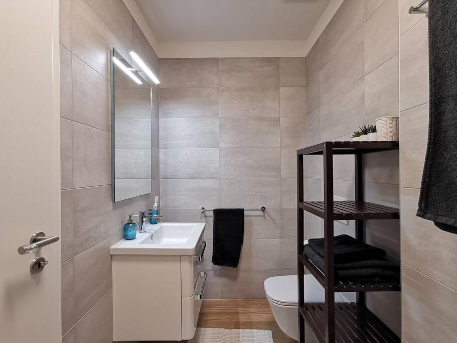 Experience The Loft! Loft 18, Downtown, Near The Lake Free Parking Available 루가노 외부 사진